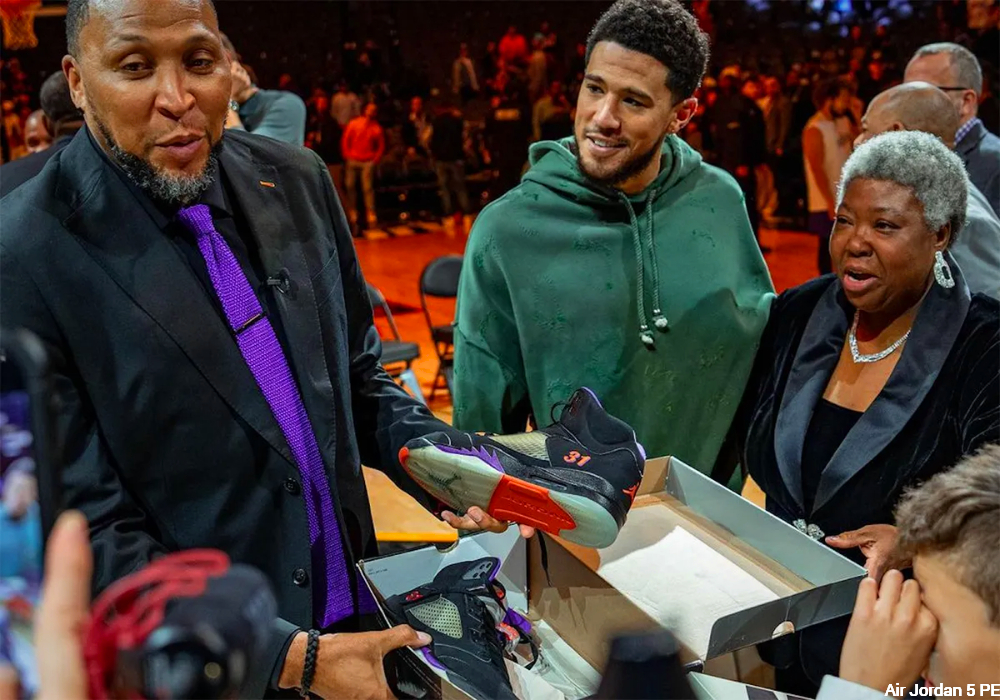 Devin Booker give Air Jordan 5 PE to Shawn Marion
