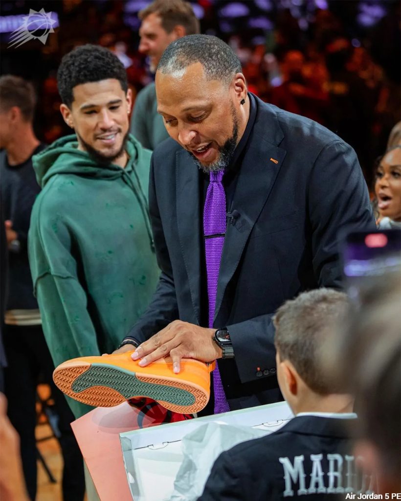 Devin Booker give Air Jordan 5 PE to Shawn Marion