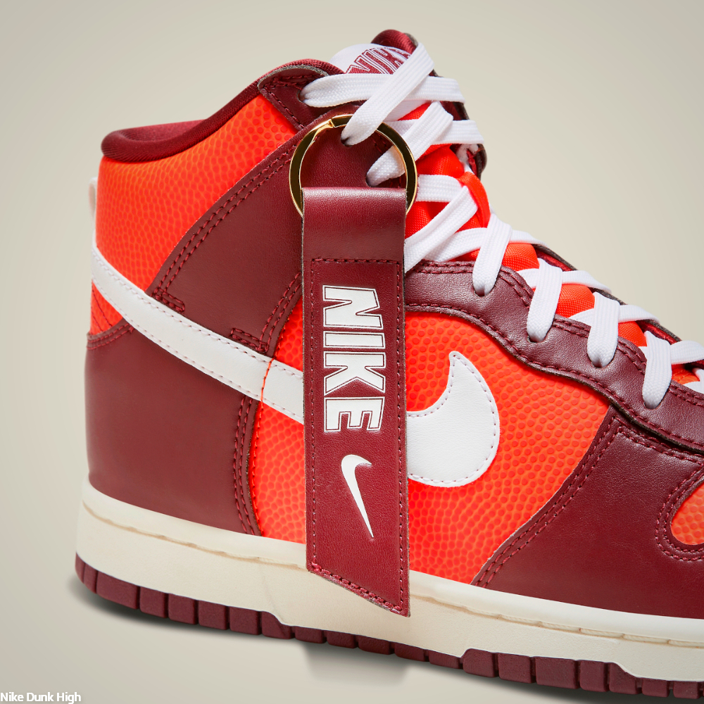 Nike Dunk High Be True To Her School - Accessory on laces