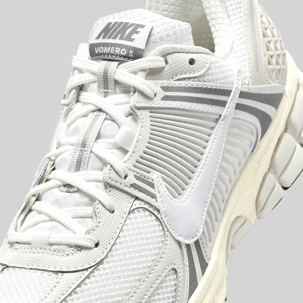 Nike Vomero 5 - laces