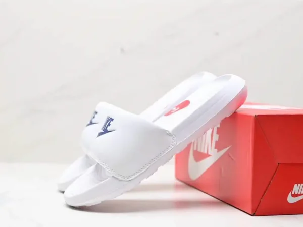 NIKE VICTORI ONE SLIDE-white