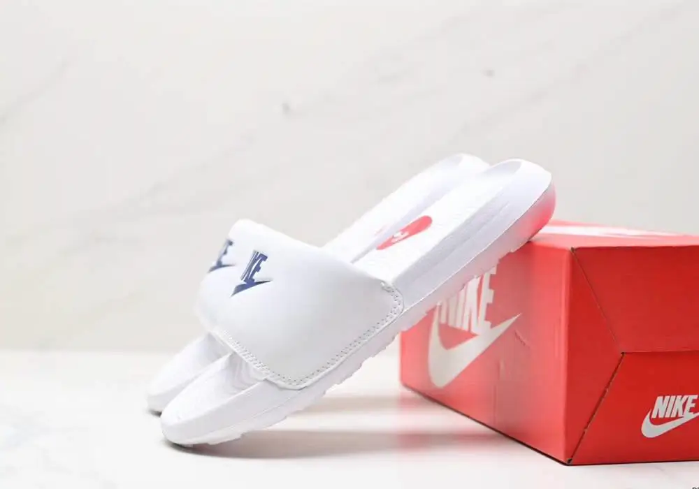 NIKE VICTORI ONE SLIDE-white