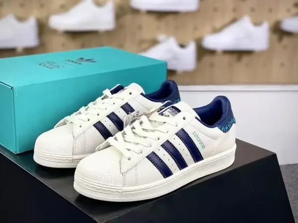 adidas Superstar shoes/box