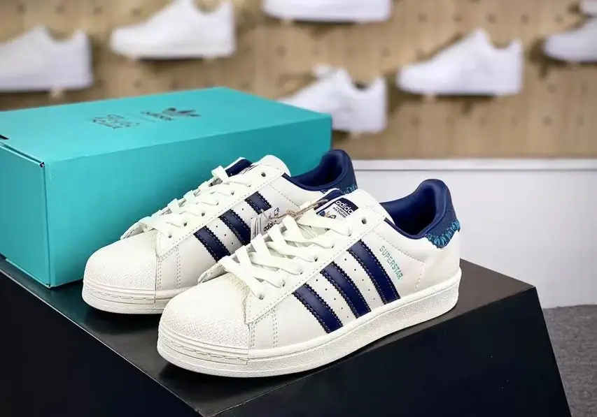 adidas Superstar shoes/box