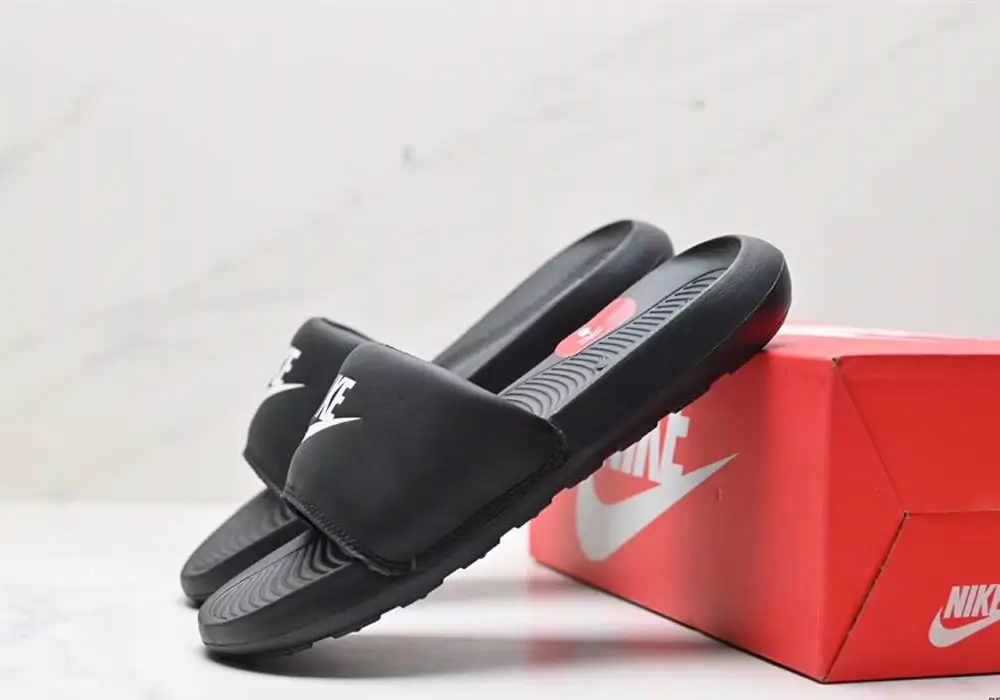 NIKE VICTORI ONE SLIDE-black