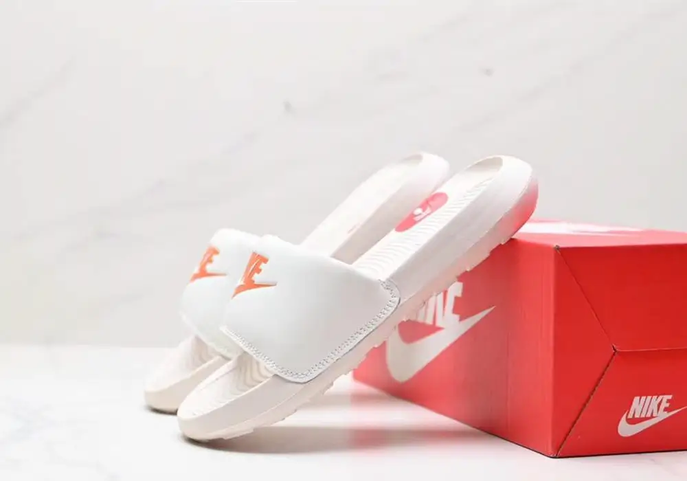 NIKE VICTORI ONE SLIDE-white