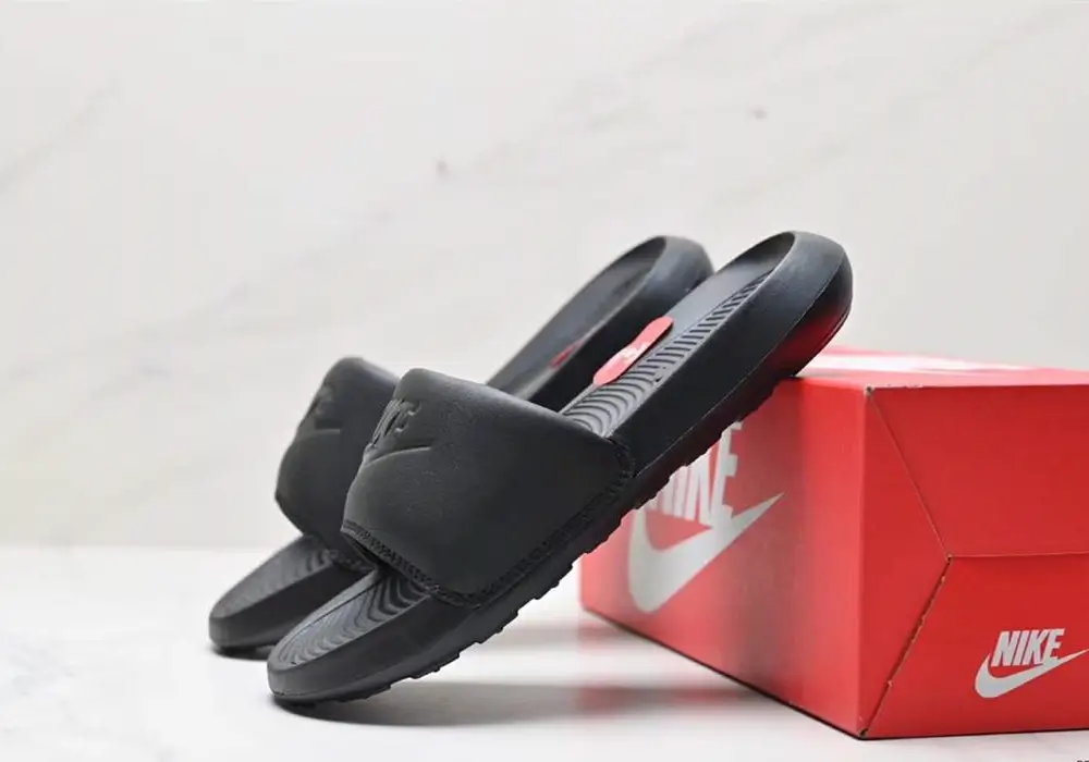 NIKE VICTORI ONE SLIDE-black