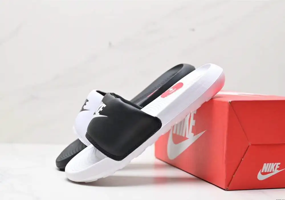 NIKE VICTORI ONE SLIDE-white black