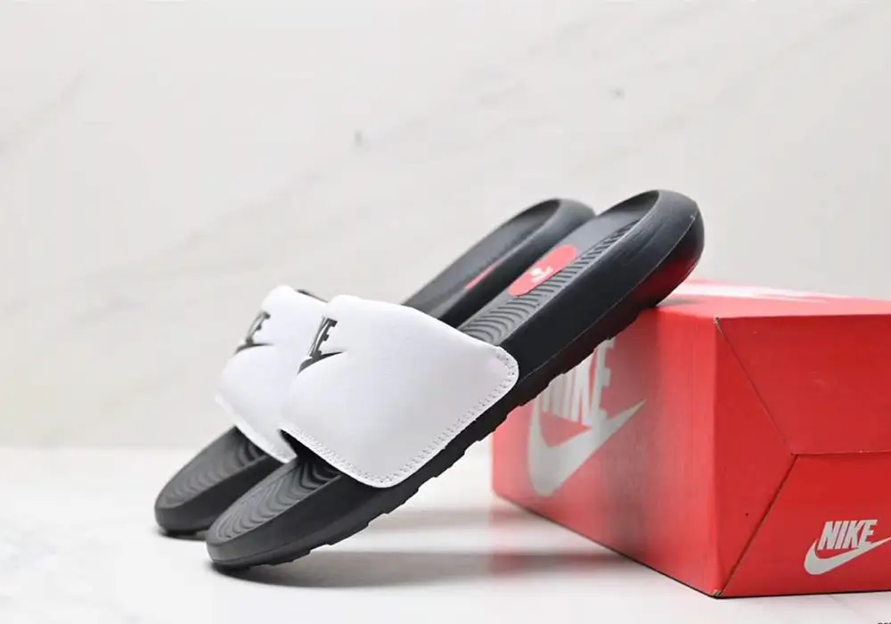 NIKE VICTORI ONE SLIDE-white black